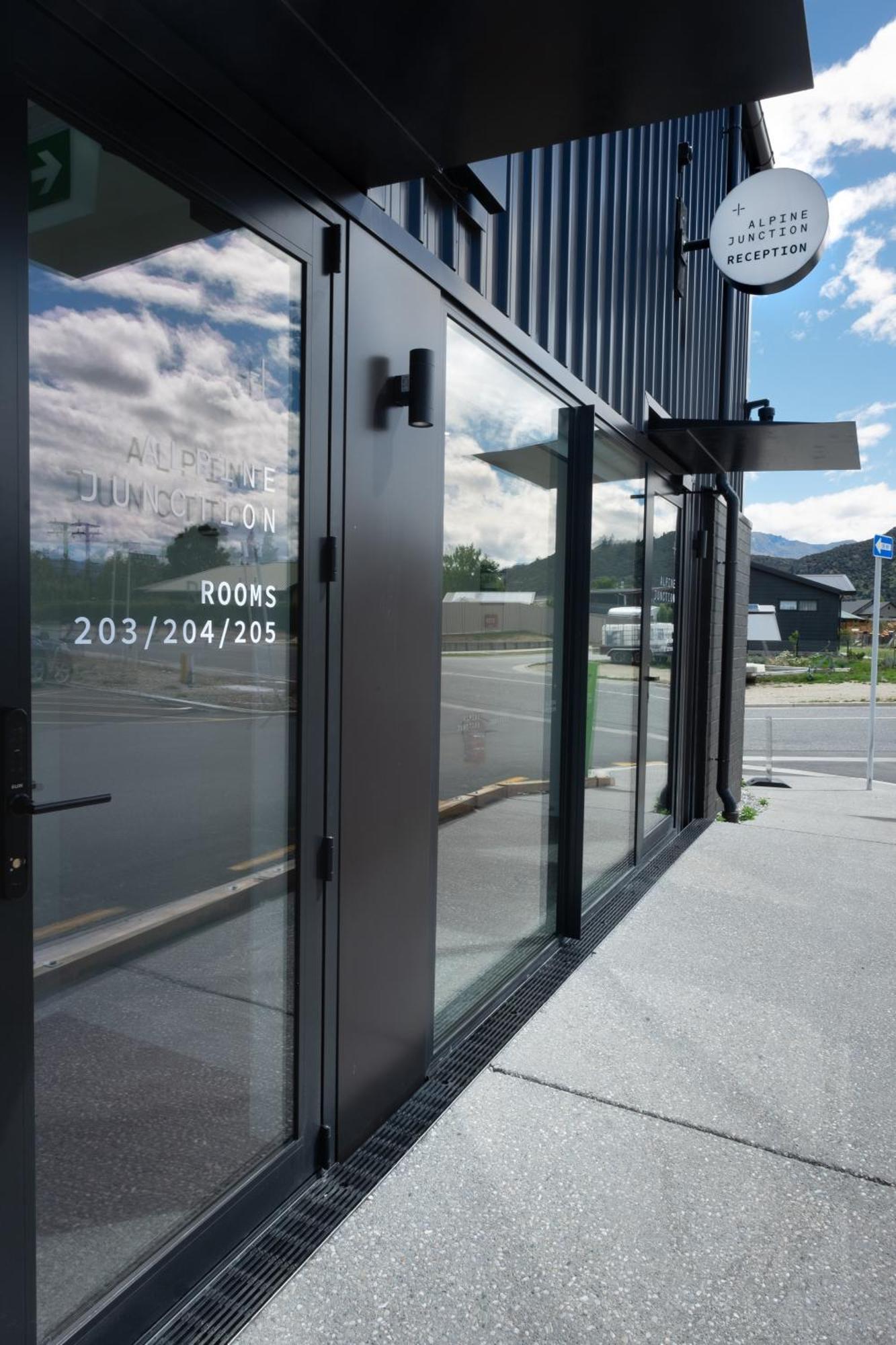 Alpine Junction Townhouse Apartments, Lodge & Hotel Wanaka Buitenkant foto